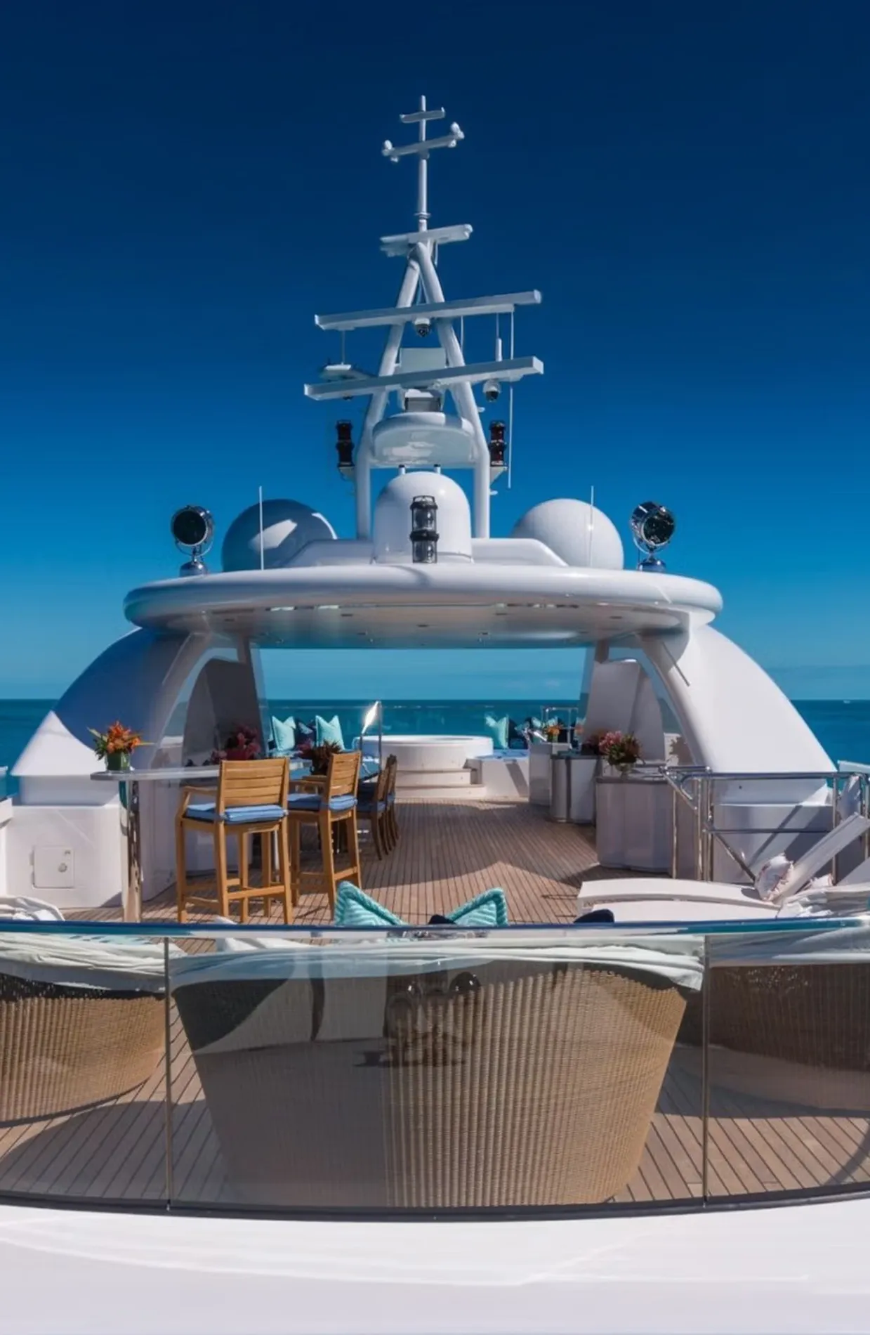 ELEGANCE MEETS ADVENTURE