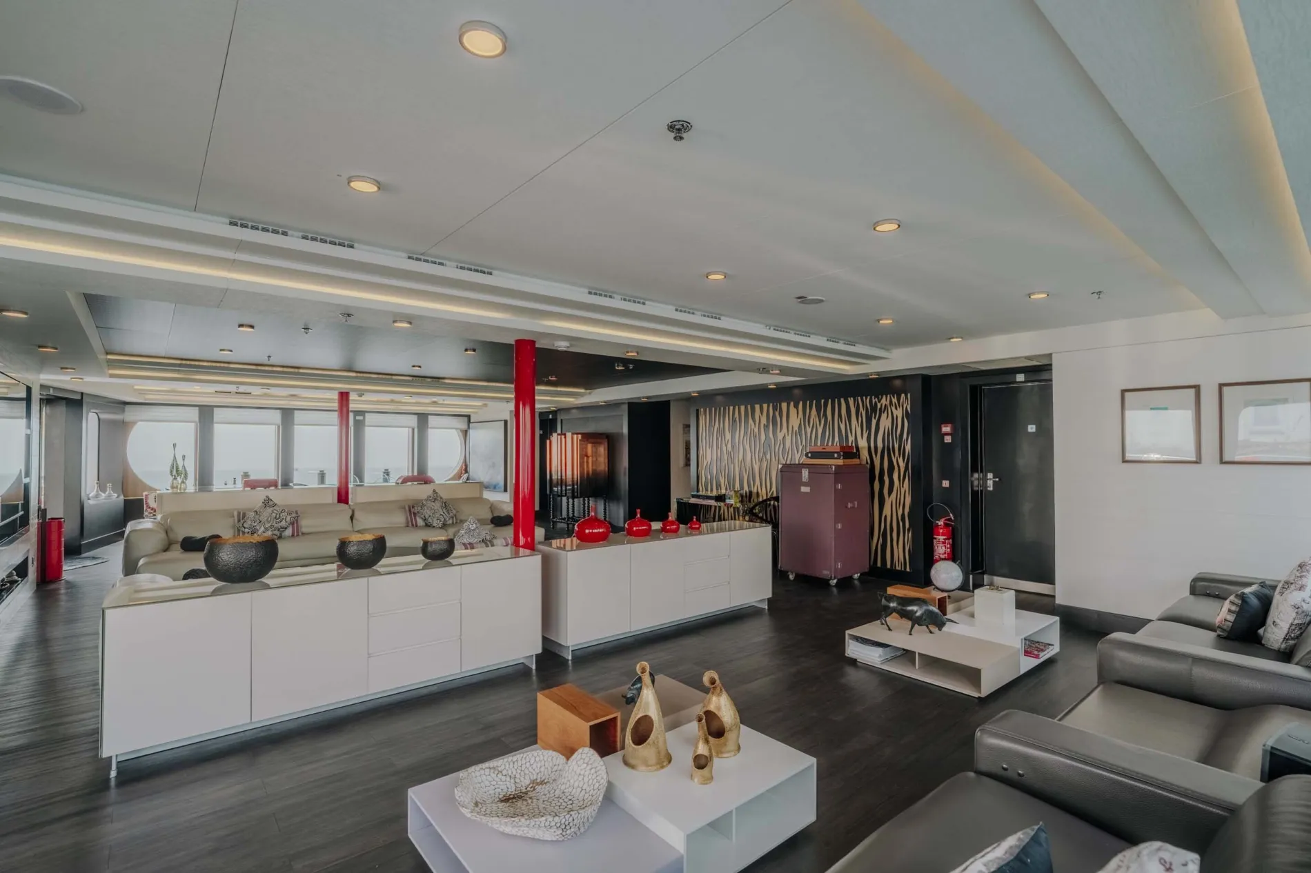 LARGE SALONS