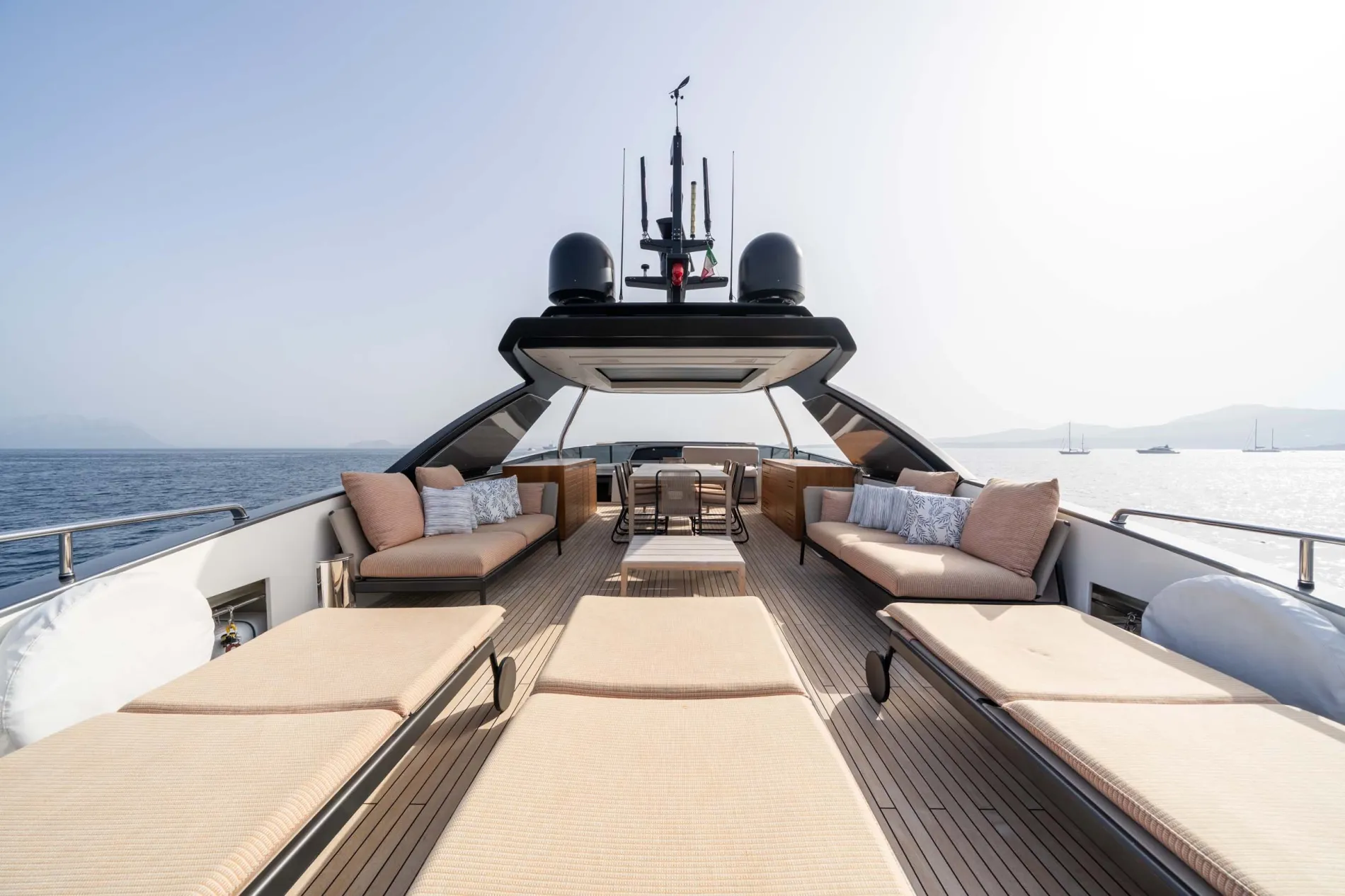 LARGEST-IN-CLASS FLYBRIDGE