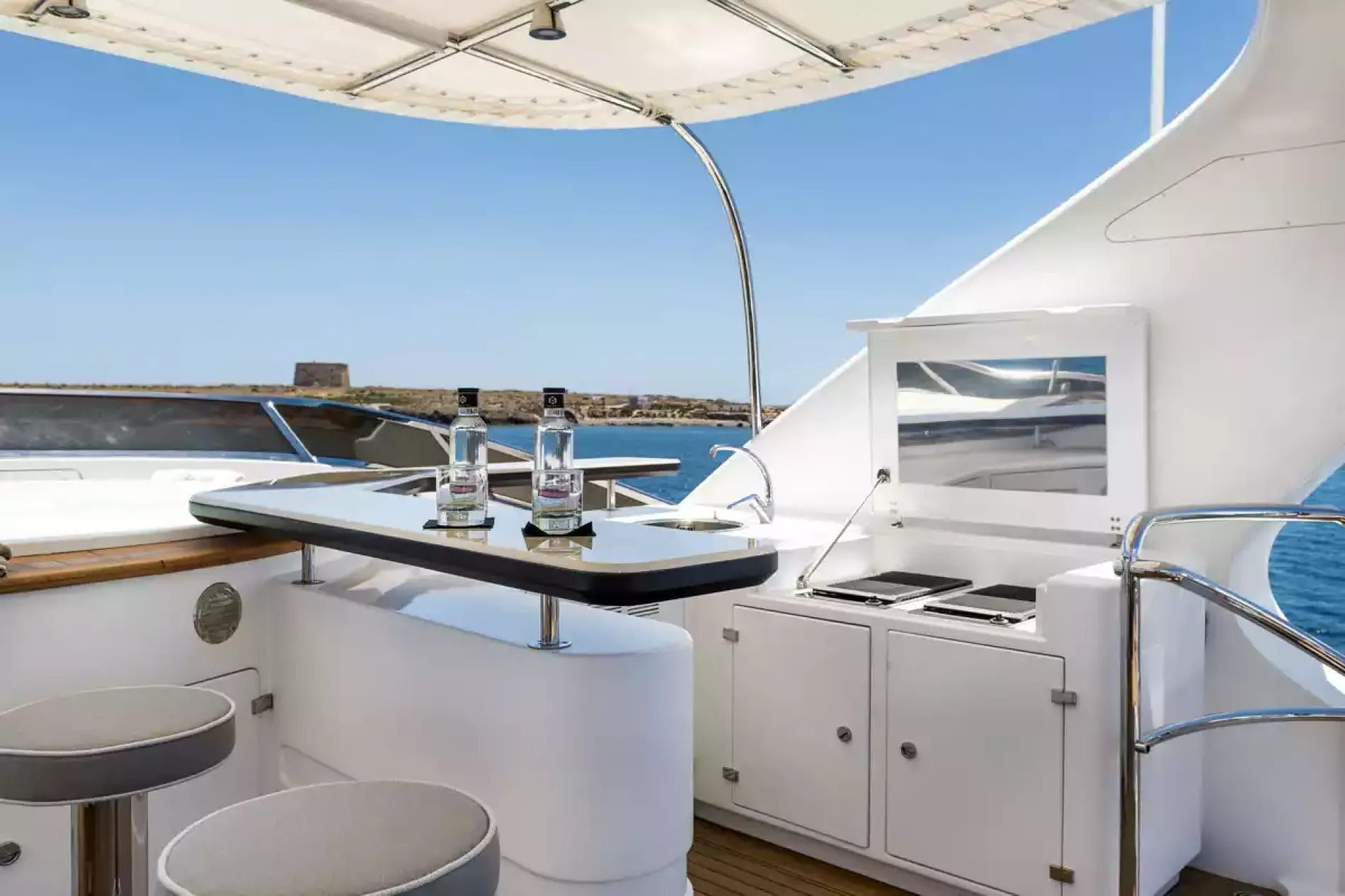 Flybridge Jacuzzi & Bar