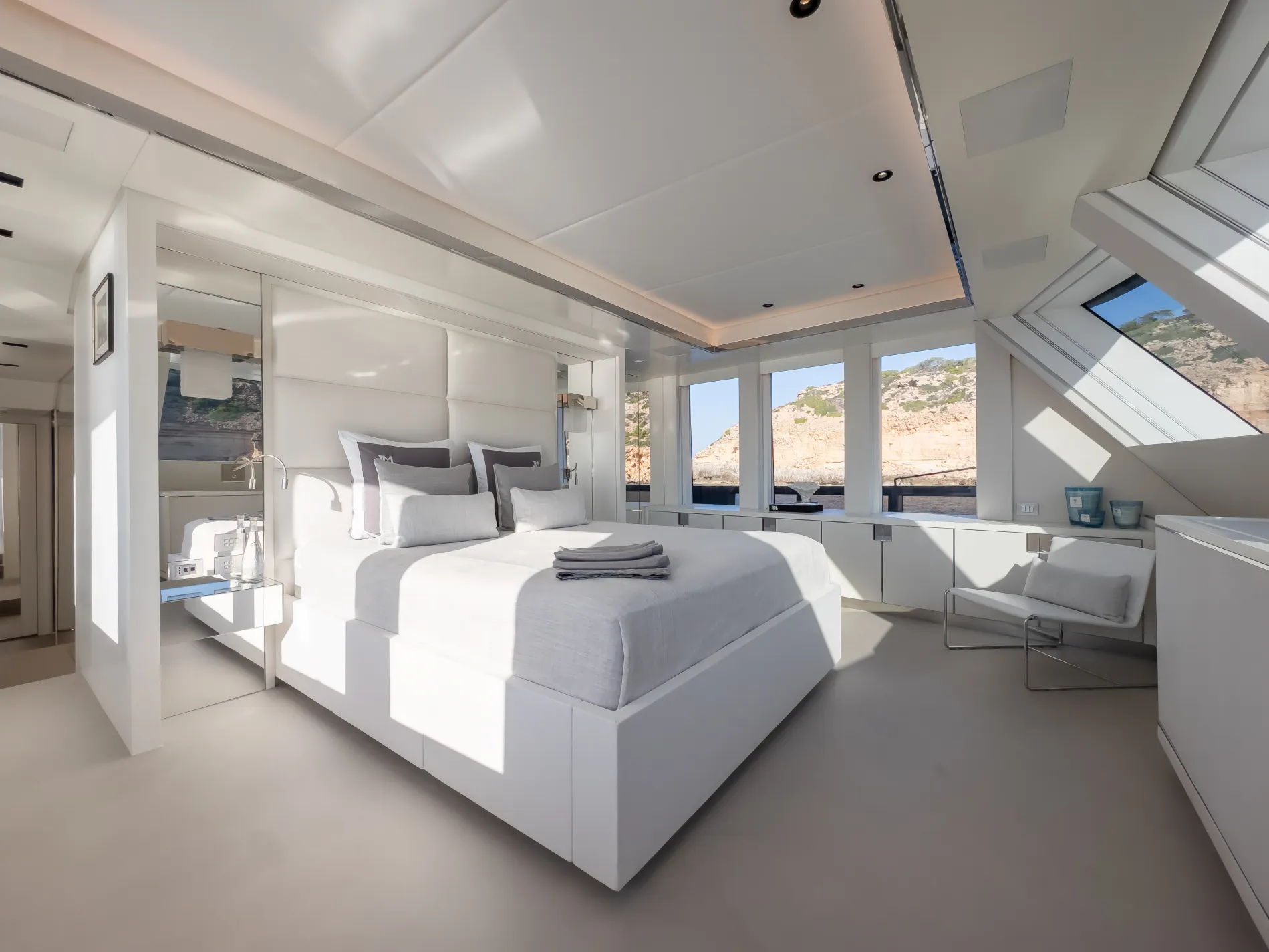 PENTHOUSE LIVING AT SEA