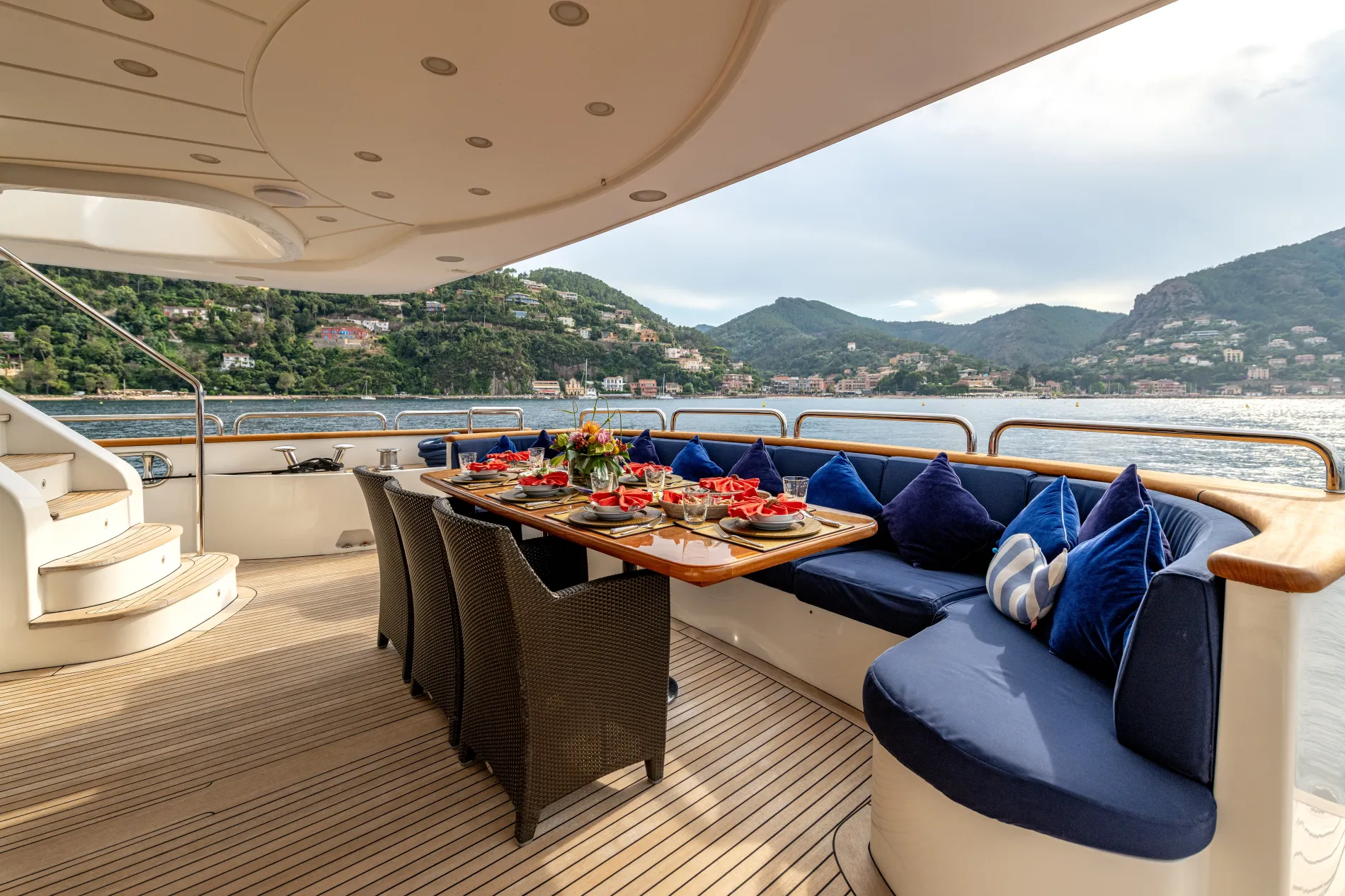 SPACIOUS ENTERTAINING AREAS