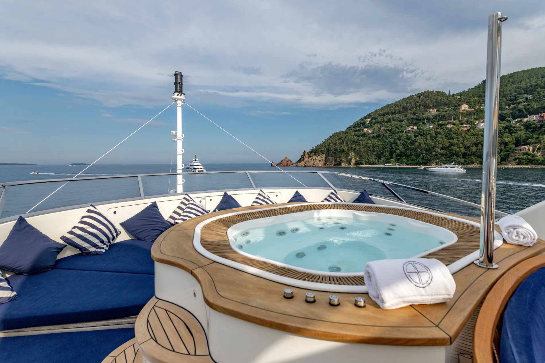 SUNDECK JACUZZI