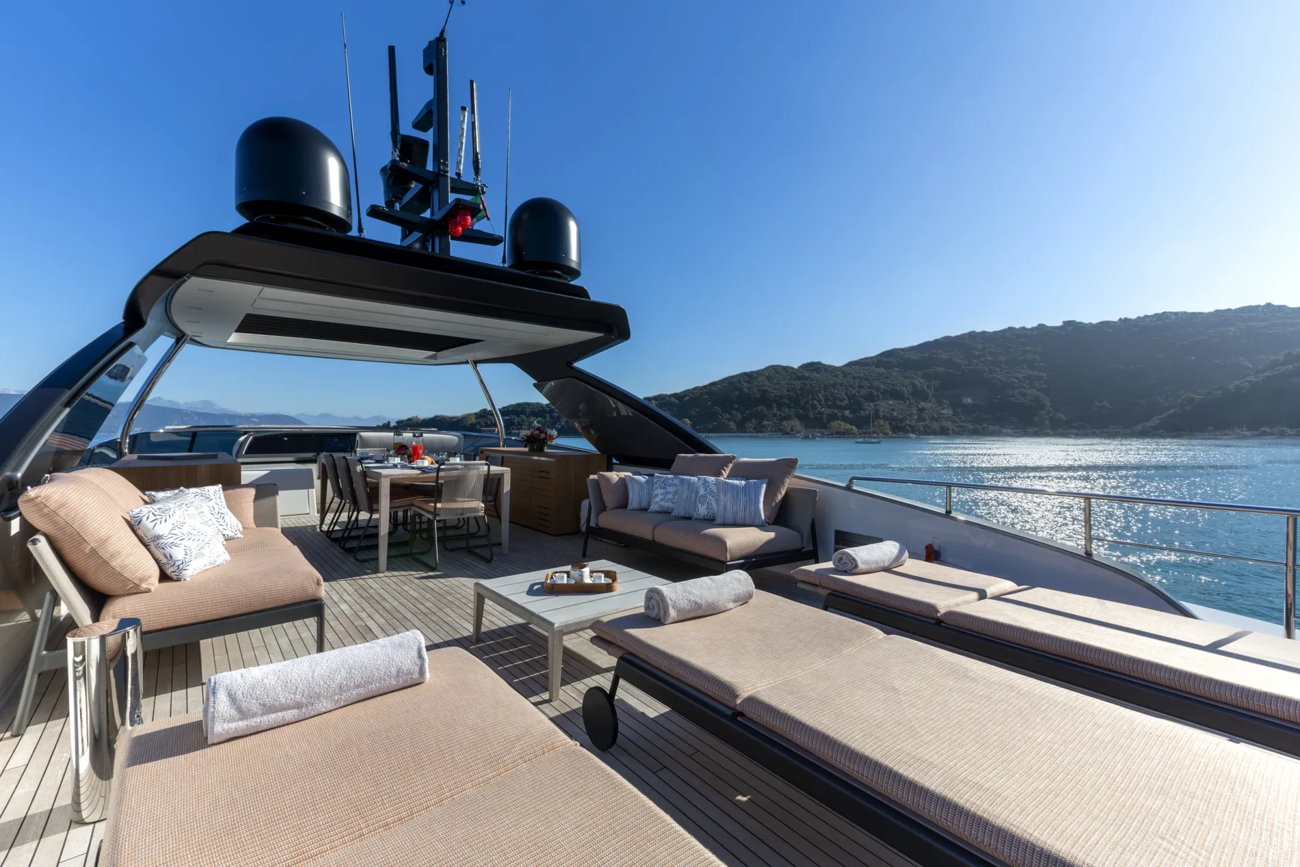 LARGEST-IN-CLASS FLYBRIDGE