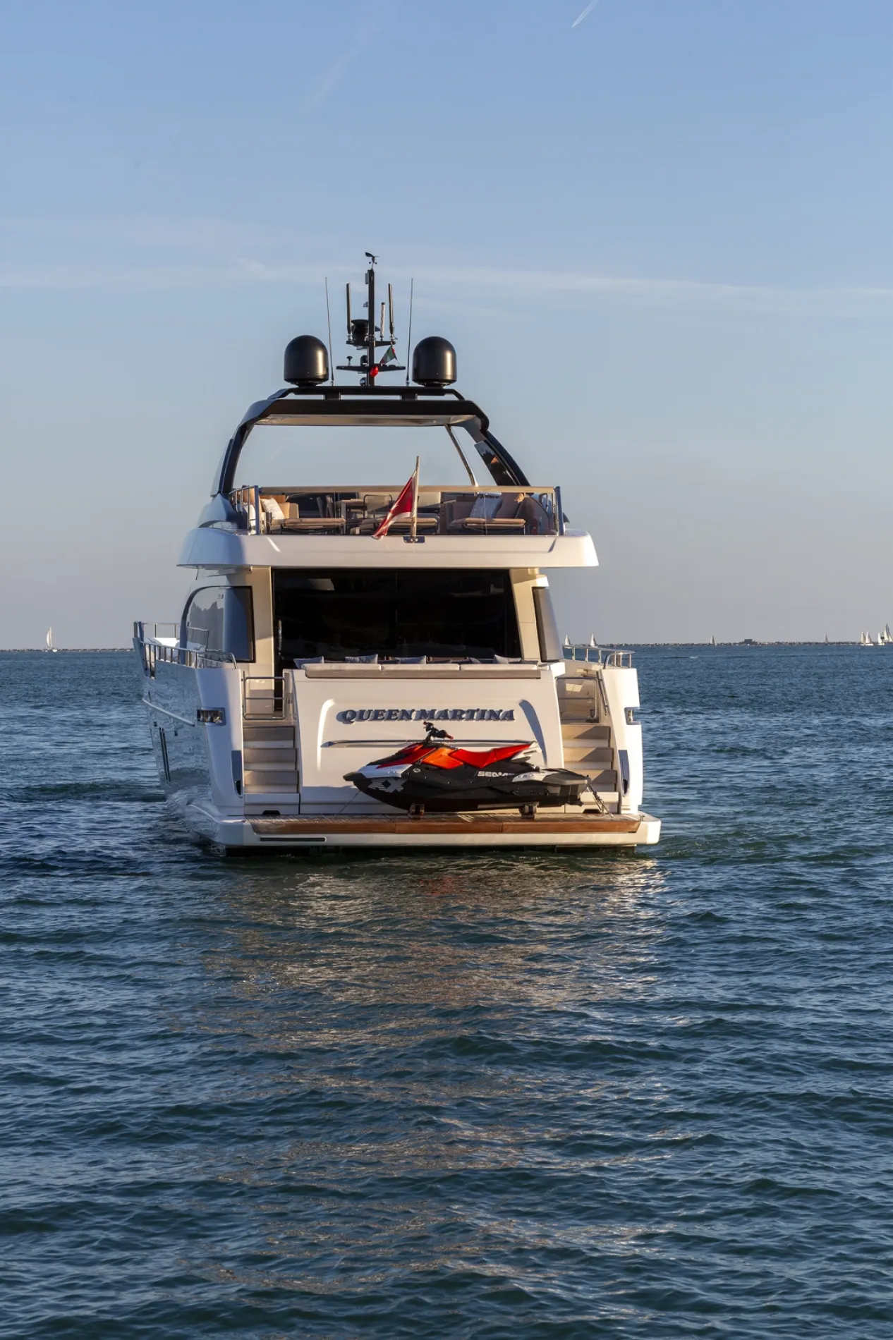 The Perfect Sub-30m Flybridge.