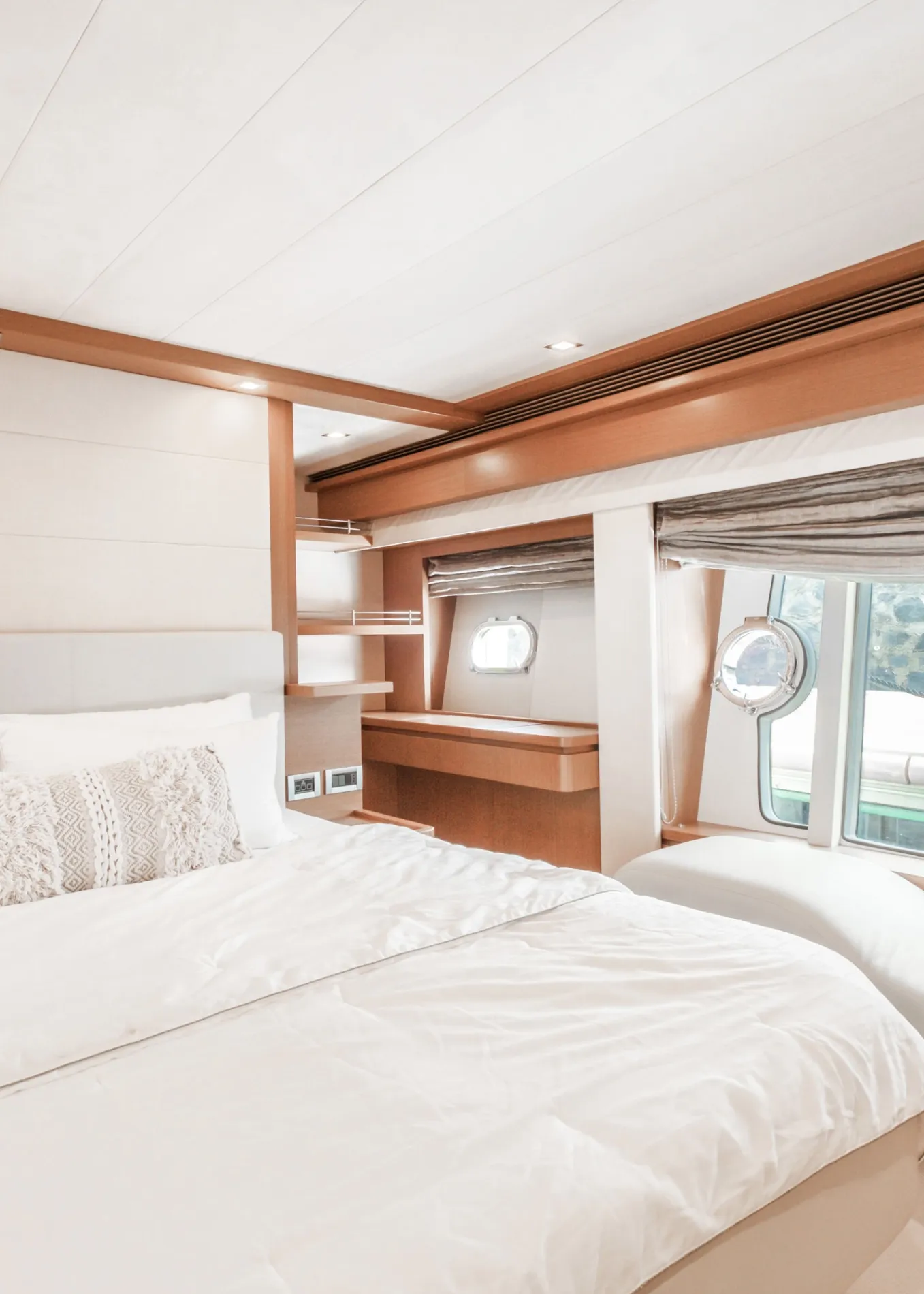 Flybridge Living. Ferretti Style. 