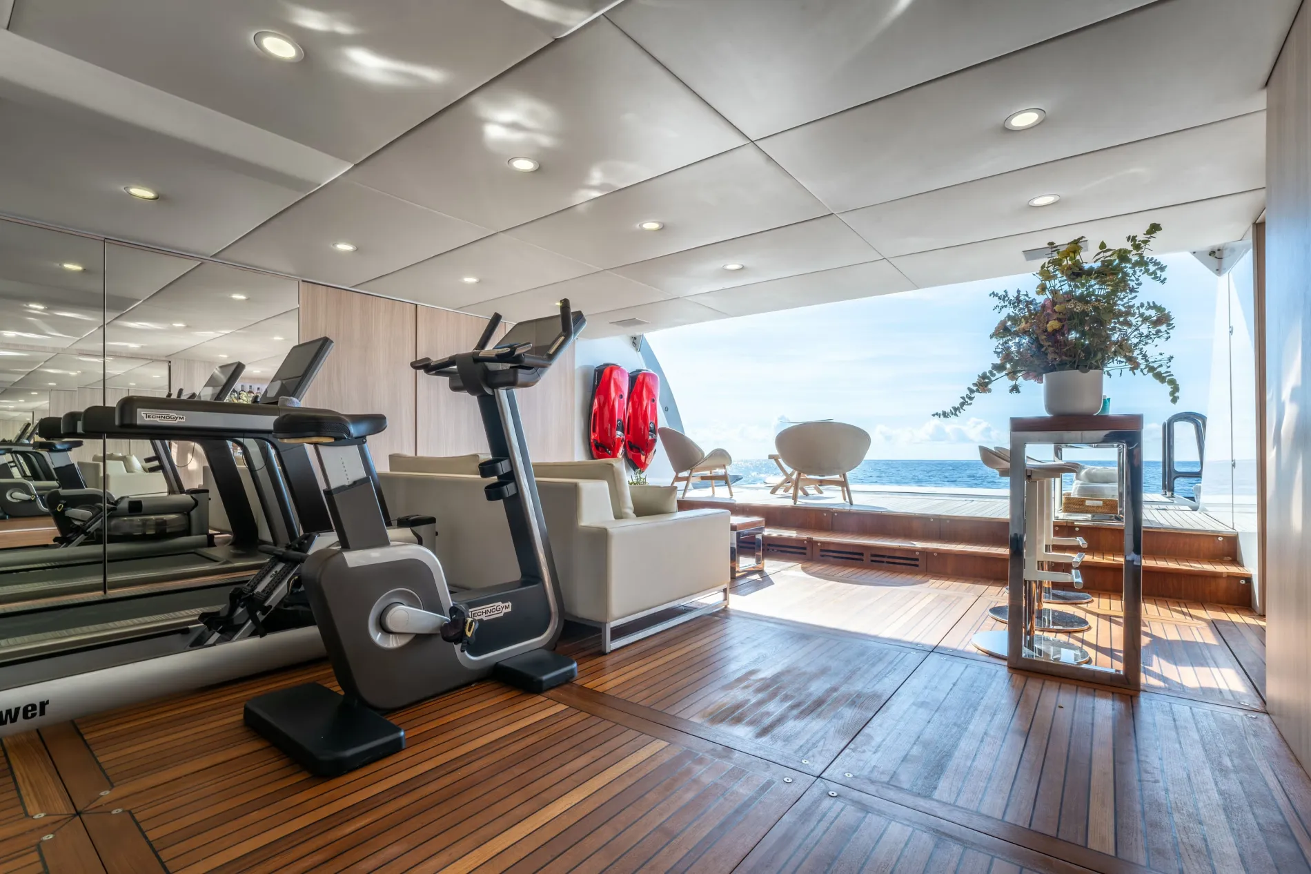 Beach club & sundeck